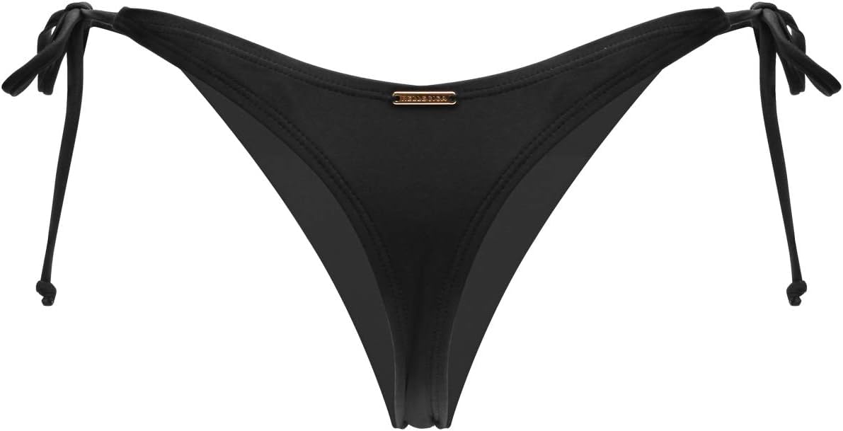 Bas de bikini string noir à liens latéraux noués, posé sur une pierre claire