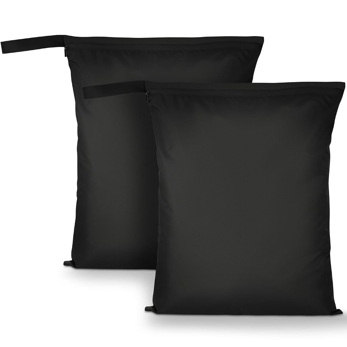 Deux pochettes en polyester Oxford, l’une dépliée et l’autre pliée sur une pierre claire.