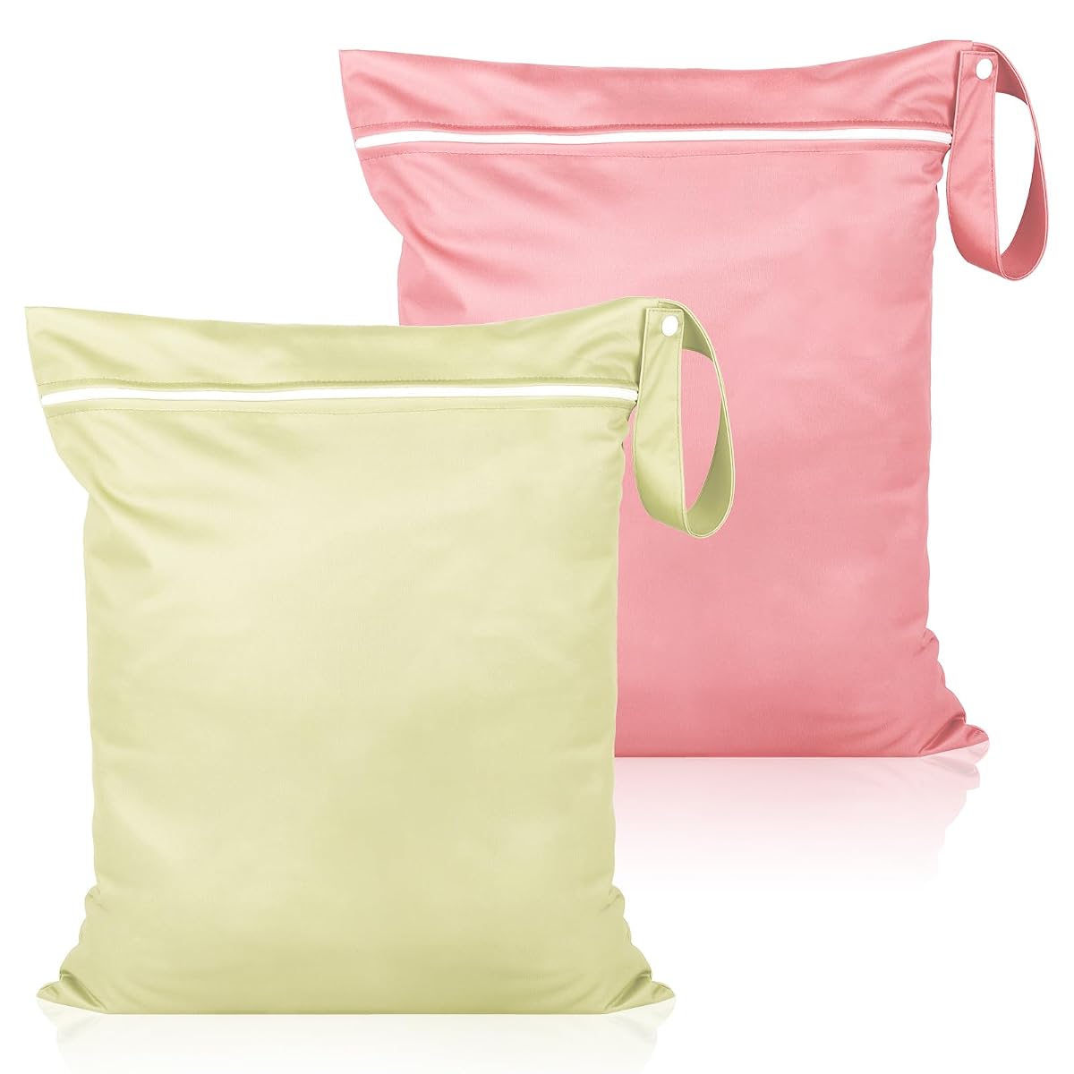 Deux pochettes zippées pour linge humide, rose et jaune, posées sur une pierre claire