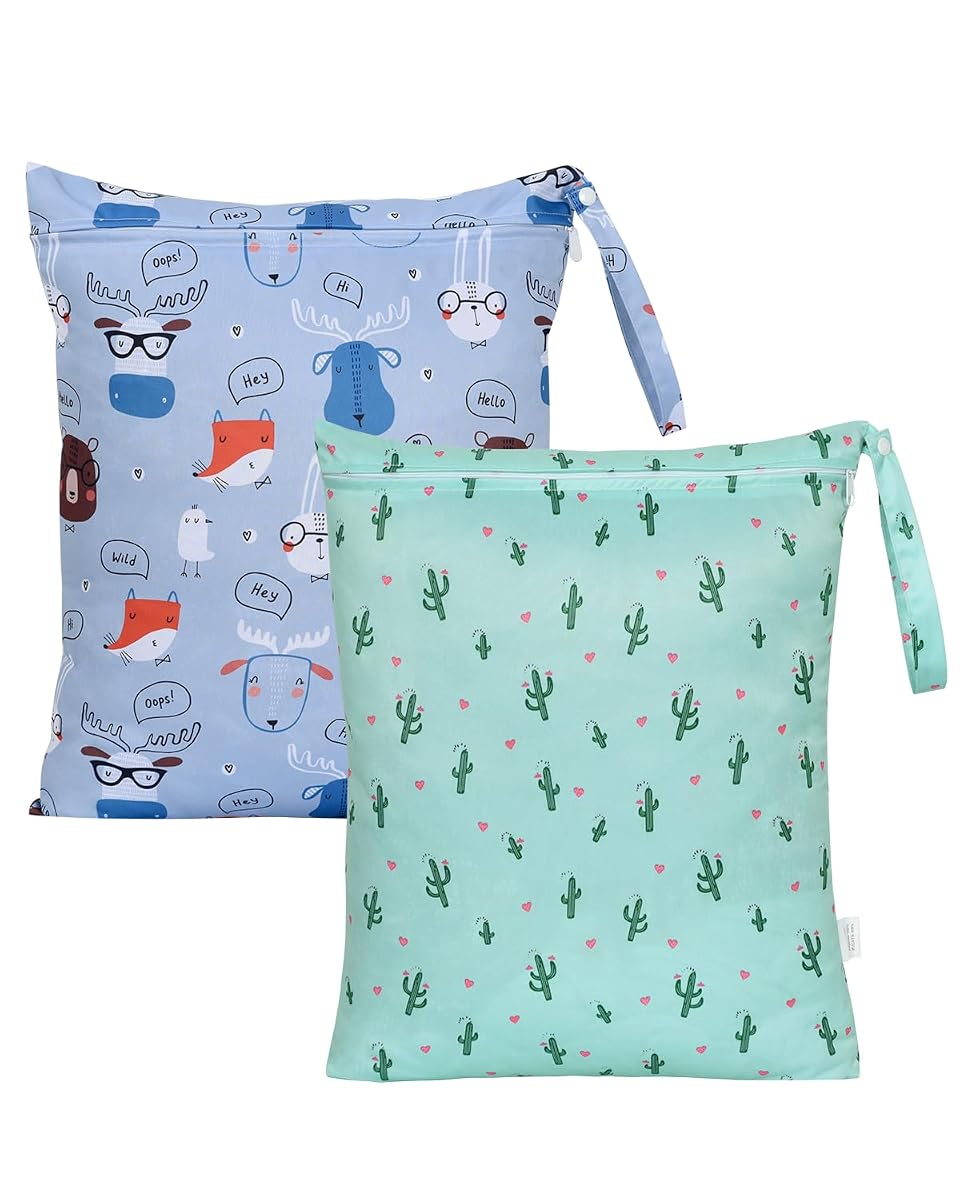 Deux pochettes souples à motif cactus, avec fermeture zippée et poignée, posées sur pierre claire et lin ivoire