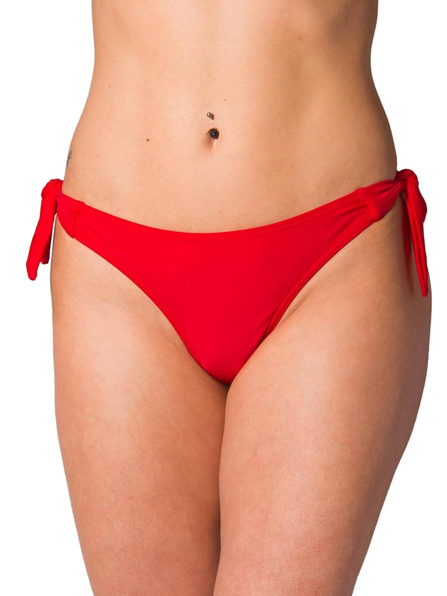 Bas de bikini brésilien rouge à liens latéraux, présenté seul sur une pierre claire.