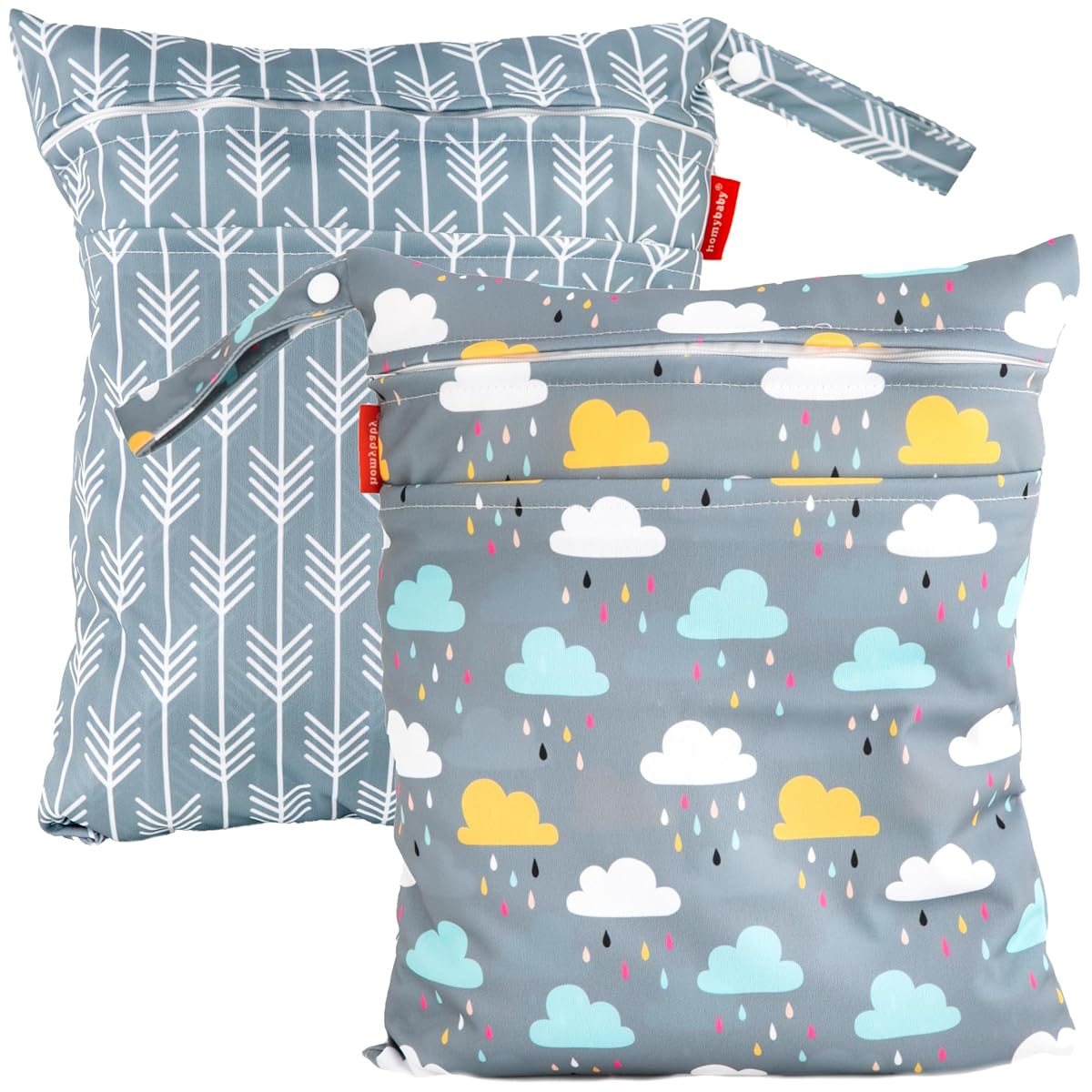 Deux pochettes textiles imprimées avec fermetures éclair et boucles, posées sur du lin clair.